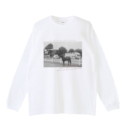 馬のいる風景を胸に ロングTシャツ T004 全5色 white image